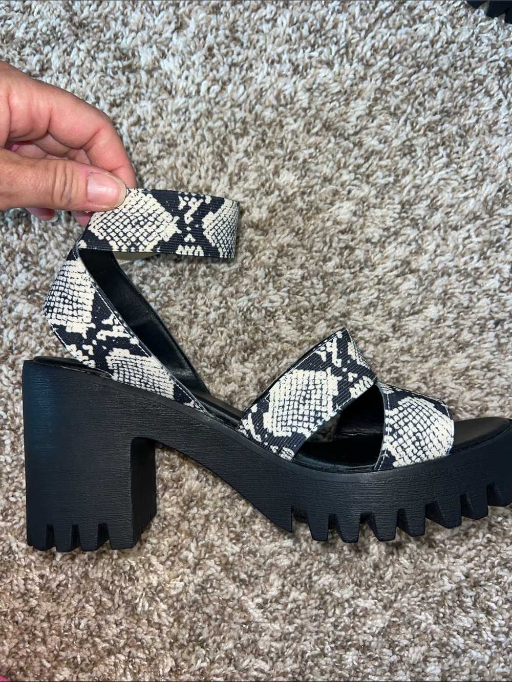 Madden Girl Black & White Snake-Print Platform Sandals- Worn once! Size 9! - Picture 9 of 12